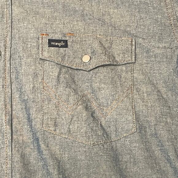 Wrangler Blue Chambray Denim Pearl Snap Button Down Shirt L XL - Picture 2 of 9